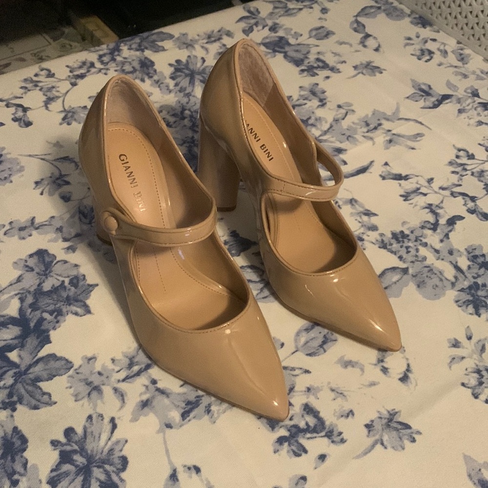 Gianni Bini Mary Jane Block Heel Pumps size 8 Nude/Beige/Tan NWOT